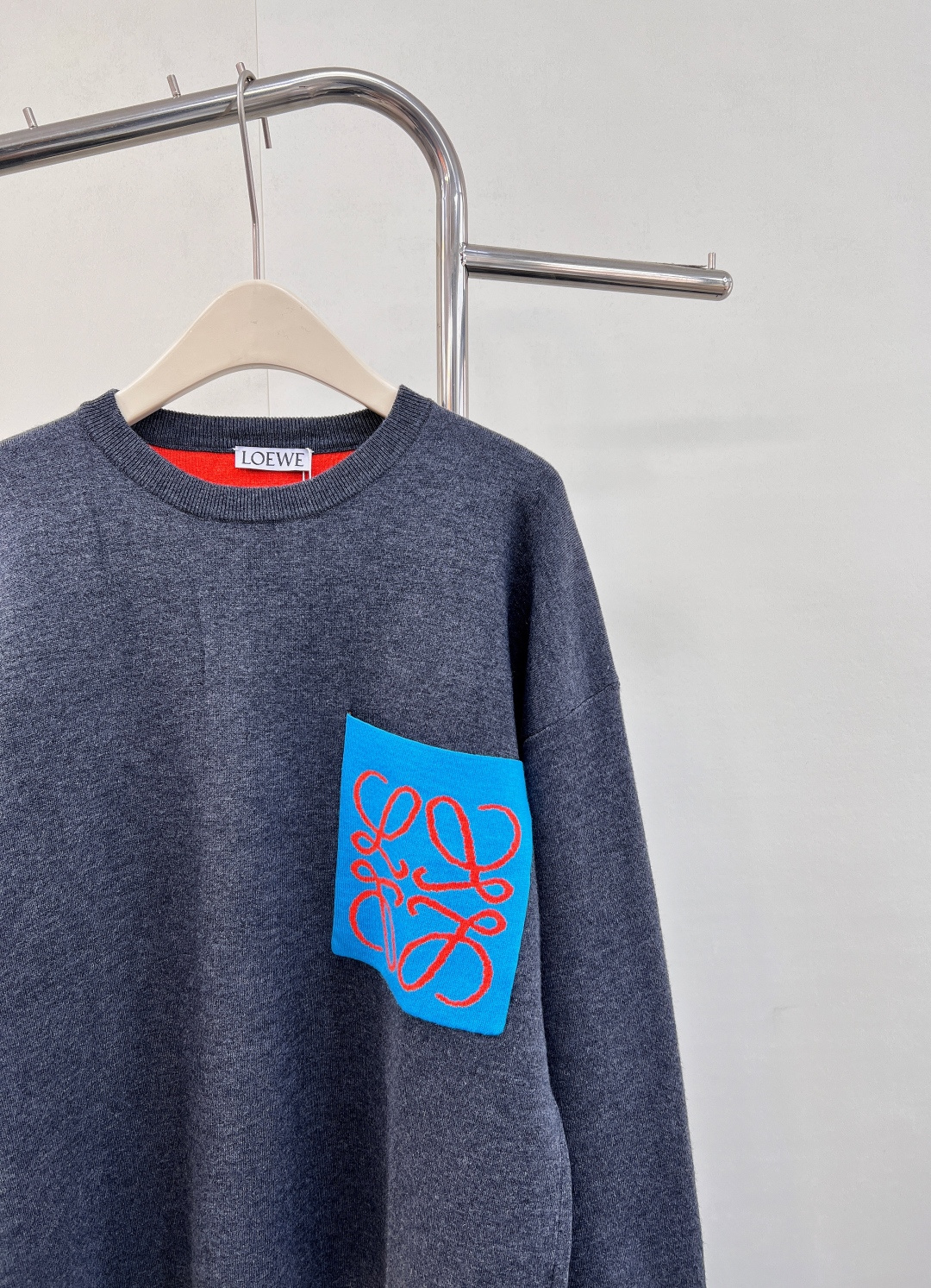 🆕 LOEWE logo撞色胸前口袋羊毛针织衫入秋的慵懒感穿搭🍂 奶油白色也太温柔了叭～胸前的撞色log