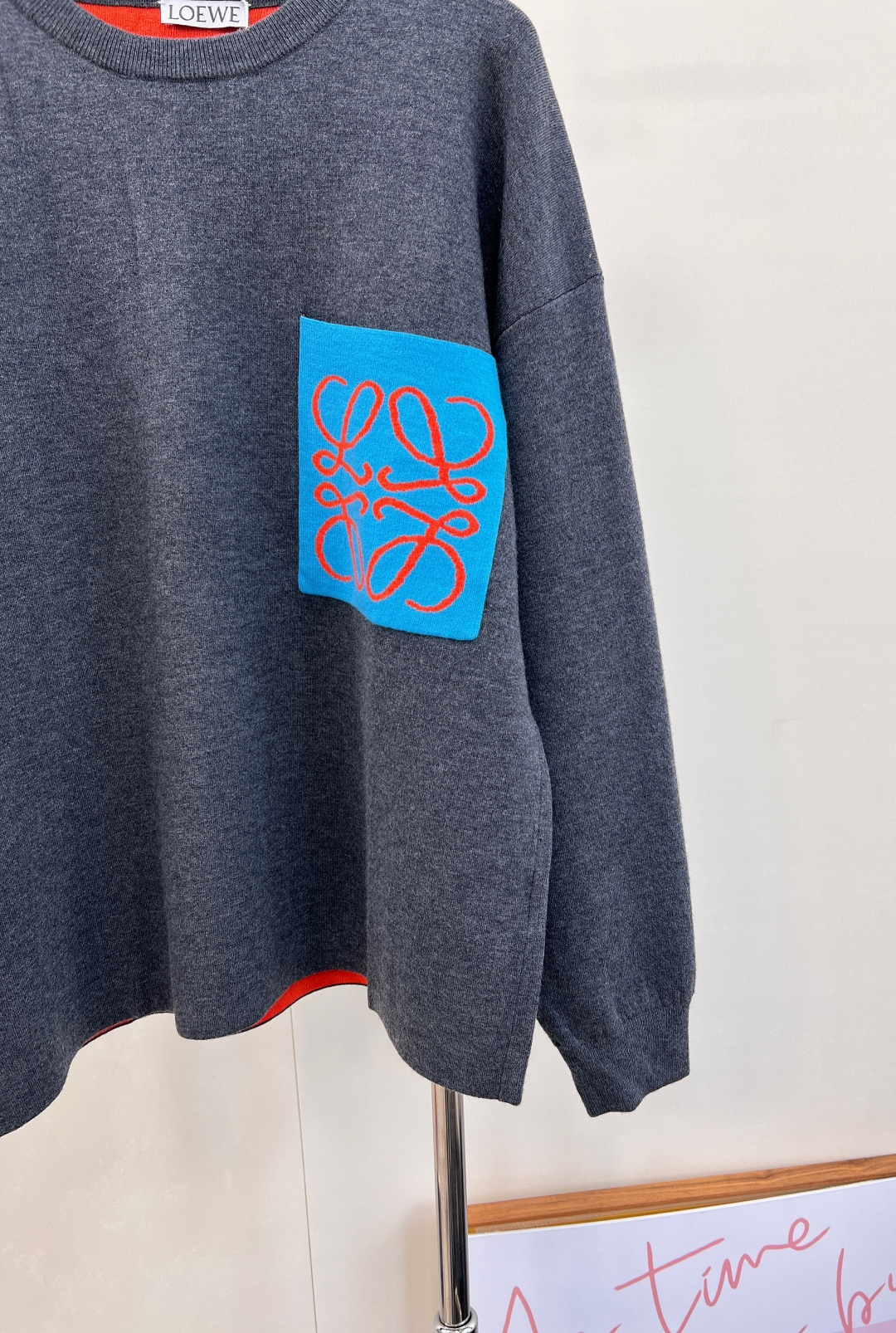 🆕 LOEWE logo撞色胸前口袋羊毛针织衫入秋的慵懒感穿搭🍂 奶油白色也太温柔了叭～胸前的撞色log