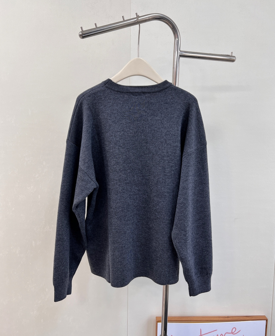 🆕 LOEWE logo撞色胸前口袋羊毛针织衫入秋的慵懒感穿搭🍂 奶油白色也太温柔了叭～胸前的撞色log