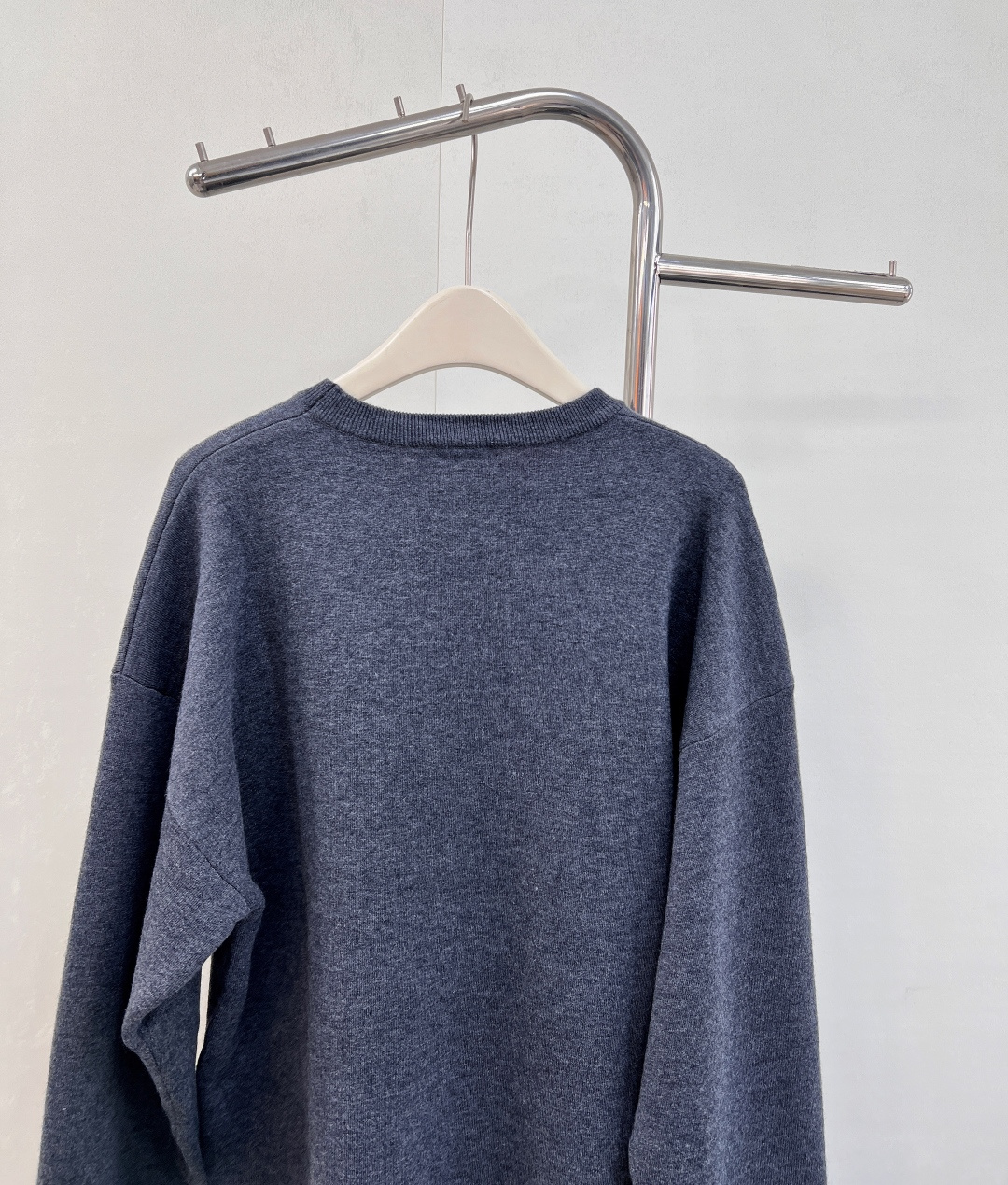 🆕 LOEWE logo撞色胸前口袋羊毛针织衫入秋的慵懒感穿搭🍂 奶油白色也太温柔了叭～胸前的撞色log