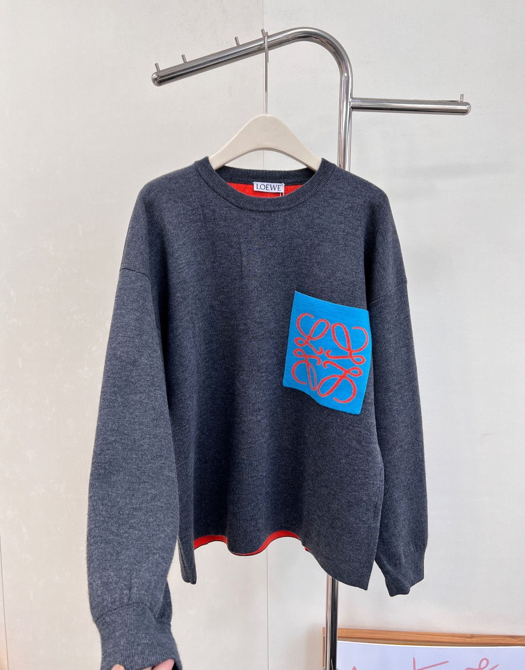 🆕 LOEWE logo撞色胸前口袋羊毛针织衫入秋的慵懒感穿搭🍂 奶油白色也太温柔了叭～胸前的撞色log