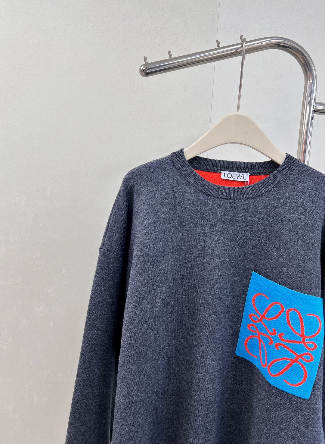 🆕 LOEWE logo撞色胸前口袋羊毛针织衫入秋的慵懒感穿搭🍂 奶油白色也太温柔了叭～胸前的撞色log