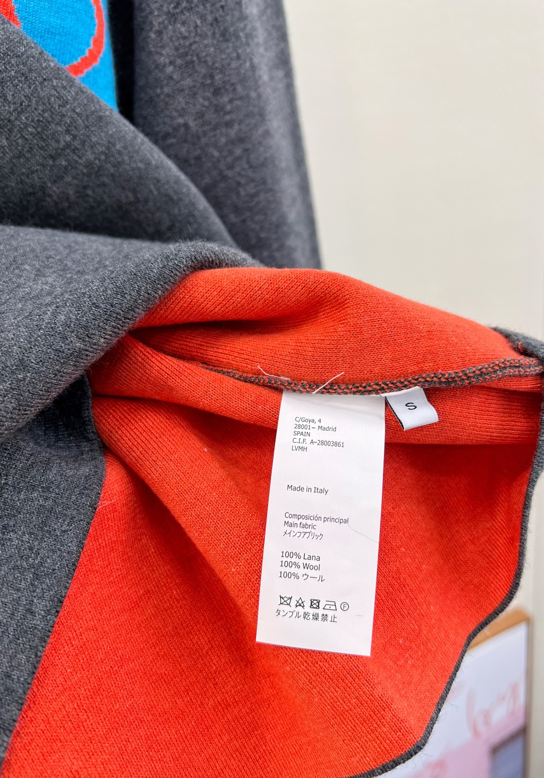 🆕 LOEWE logo撞色胸前口袋羊毛针织衫入秋的慵懒感穿搭🍂 奶油白色也太温柔了叭～胸前的撞色log