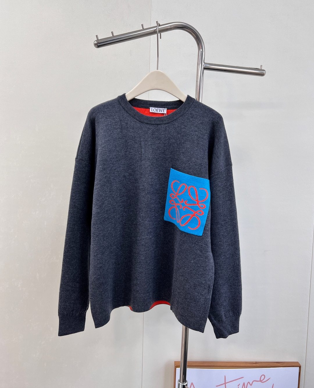 🆕 LOEWE logo撞色胸前口袋羊毛针织衫入秋的慵懒感穿搭🍂 奶油白色也太温柔了叭～胸前的撞色log