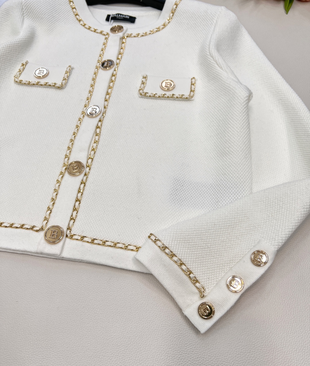 🆕Balmain 巴尔曼高密度短款针织衫外套门襟+口袋+袖口都采用了金属编织链条做装饰在视觉上给人满满的