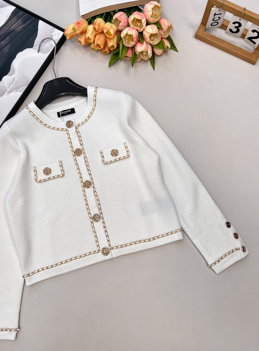 🆕Balmain 巴尔曼高密度短款针织衫外套门襟+口袋+袖口都采用了金属编织链条做装饰在视觉上给人满满的