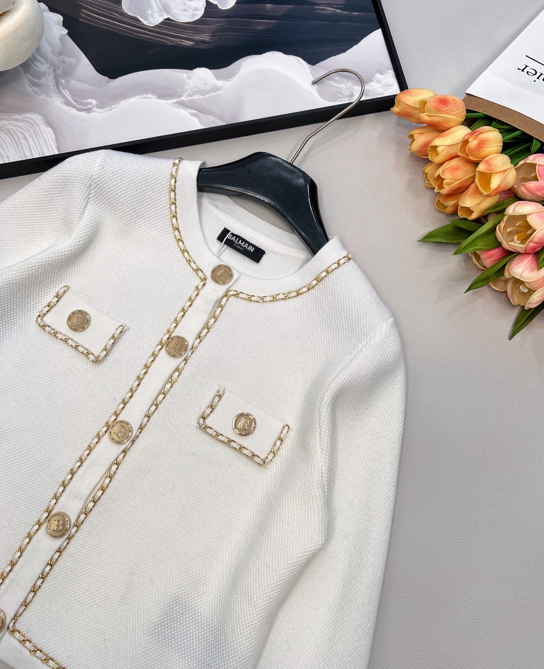 🆕Balmain 巴尔曼高密度短款针织衫外套门襟+口袋+袖口都采用了金属编织链条做装饰在视觉上给人满满的