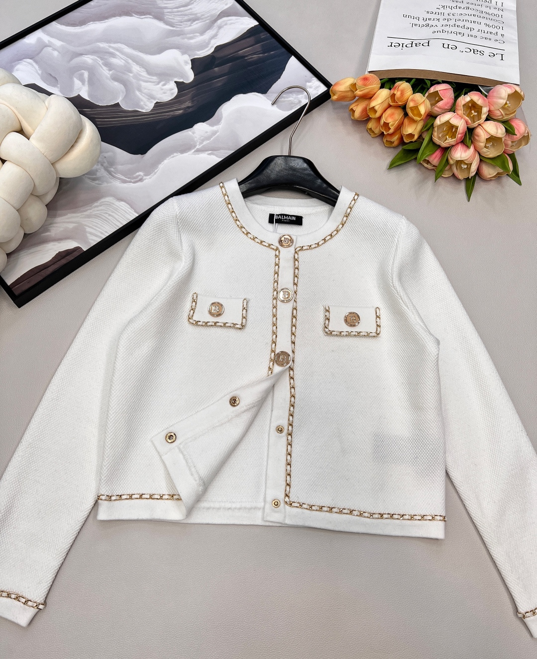 🆕Balmain 巴尔曼高密度短款针织衫外套门襟+口袋+袖口都采用了金属编织链条做装饰在视觉上给人满满的