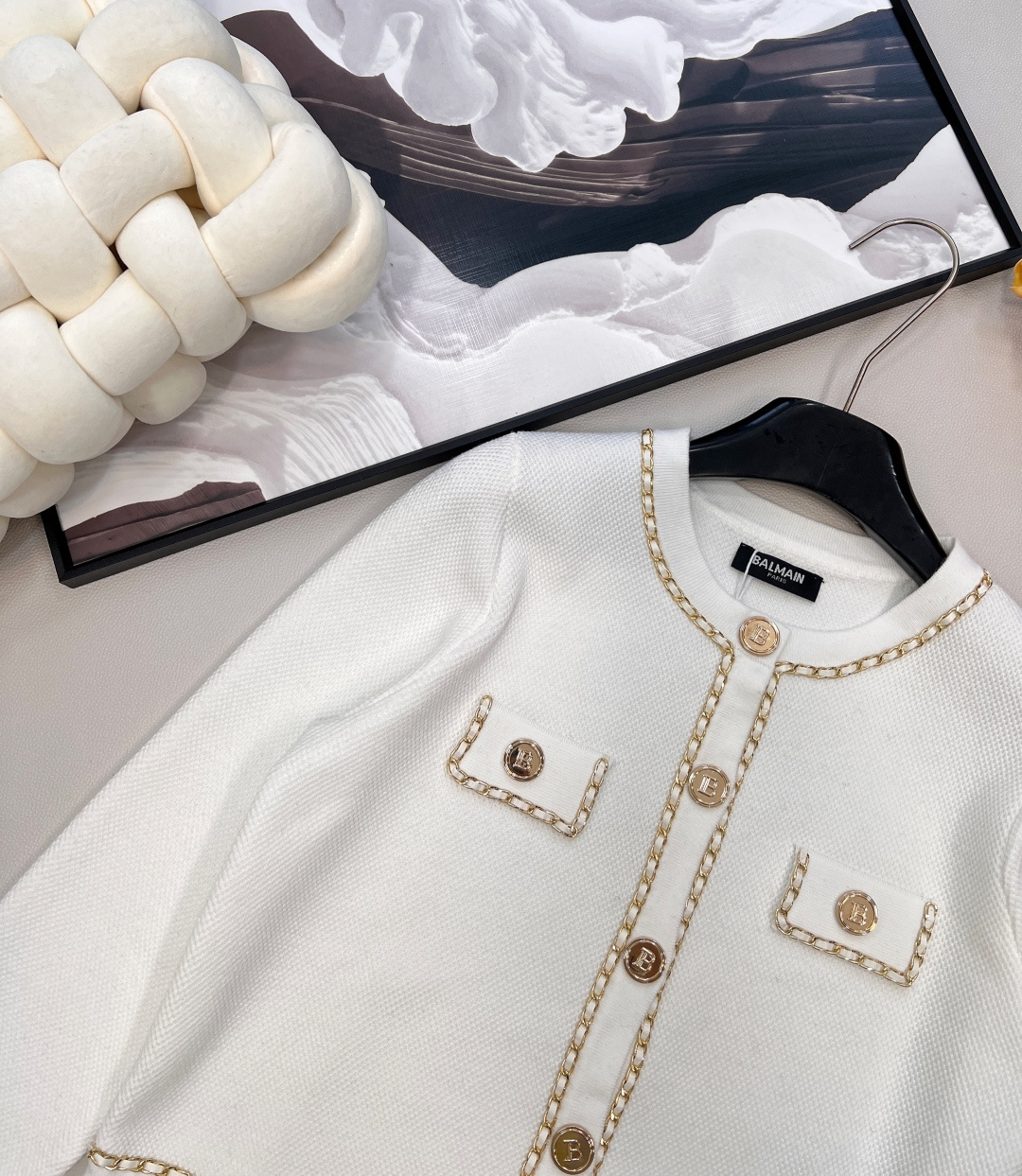 🆕Balmain 巴尔曼高密度短款针织衫外套门襟+口袋+袖口都采用了金属编织链条做装饰在视觉上给人满满的