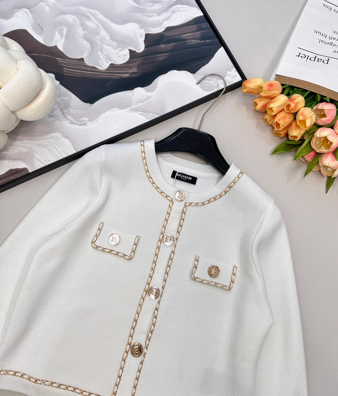 🆕Balmain 巴尔曼高密度短款针织衫外套门襟+口袋+袖口都采用了金属编织链条做装饰在视觉上给人满满的