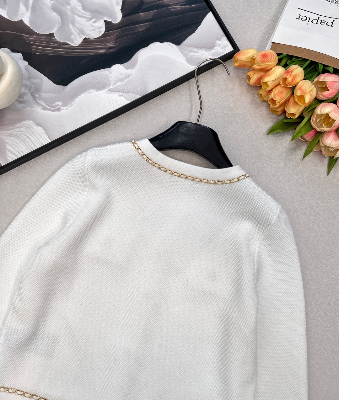 🆕Balmain 巴尔曼高密度短款针织衫外套门襟+口袋+袖口都采用了金属编织链条做装饰在视觉上给人满满的