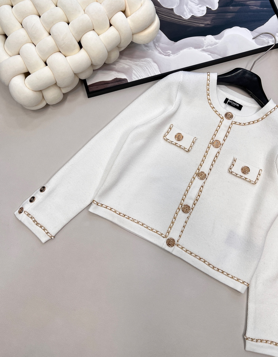 🆕Balmain 巴尔曼高密度短款针织衫外套门襟+口袋+袖口都采用了金属编织链条做装饰在视觉上给人满满的