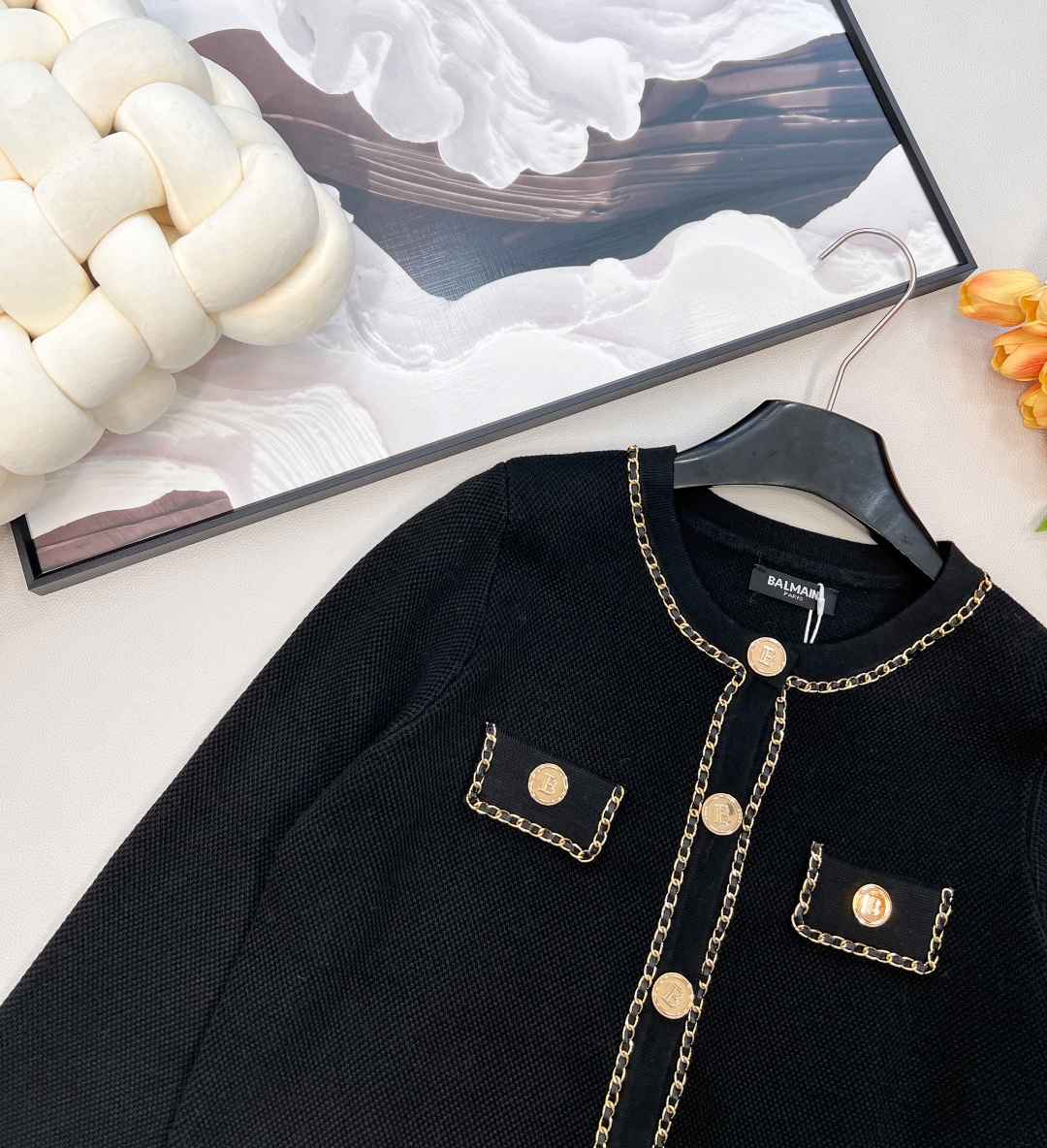 🆕Balmain 巴尔曼高密度短款针织衫外套门襟+口袋+袖口都采用了金属编织链条做装饰在视觉上给人满满的