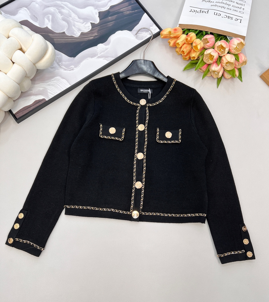 NO:570312,The placket, pockets and cuffs of Balmain's high-density short knitted sweater jacket are all decorated with metal braided chains, which gives a full visual impact. It is amazing. It is carefully matched with metal buckles of the same color as the chain. The overall presentation feels very high-end. The two symmetrical small pockets on the chest are unique and unique. The placket is embellished with a row of exquisite gold buttons, which is very textured!  Needless to say, her style is a must-have for every sophisticated and capable young lady!  The upper body is elegant and ladylike, feminine yet fashionable!  The upper body is full of golden body proportions!  It looks great with pants or skirts. Size sml,,balmain,balmain,skirts,jackets & coats,gold,alexander wang19860909Balmain 巴尔曼高密度短款针织衫外套门襟+口袋+袖口都采用了金属编织链条做装饰在视觉上给人满满的冲击力 太绝了,再精心搭配了与链条同色系的金属扣整体呈现感觉很高级,胸前的两个对称小口袋别致有个性襟处点缀一排精巧的金扣 很有质感！她家的版型不用多说 精致干练的小姐姐人手必备的战衣！上身优雅名媛气质女人味又不失时髦感！上身满满都是黄金身材比例！搭配裤子或者裙子都灰常好看 尺码sml 编,,balmain,balmain,skirts,jackets & coats,gold,alexander wang,Women's clothing
