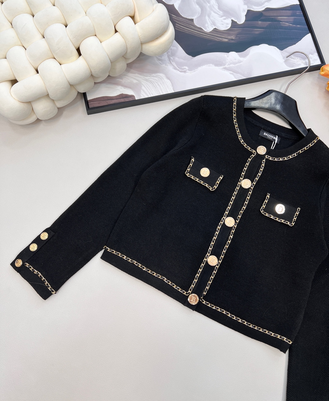 🆕Balmain 巴尔曼高密度短款针织衫外套门襟+口袋+袖口都采用了金属编织链条做装饰在视觉上给人满满的