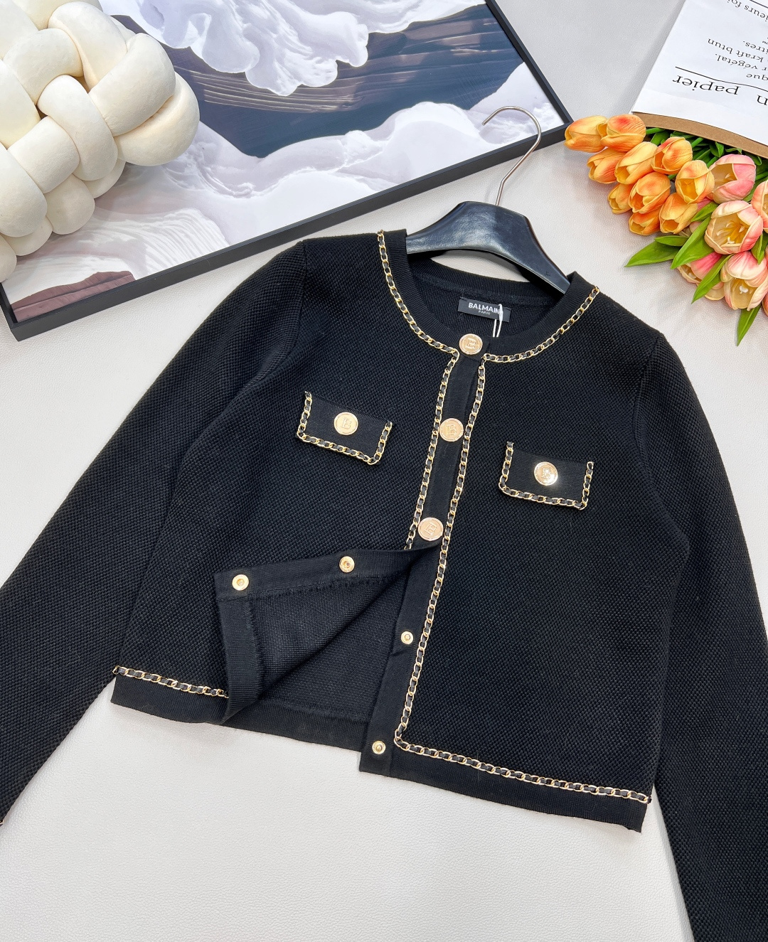 🆕Balmain 巴尔曼高密度短款针织衫外套门襟+口袋+袖口都采用了金属编织链条做装饰在视觉上给人满满的