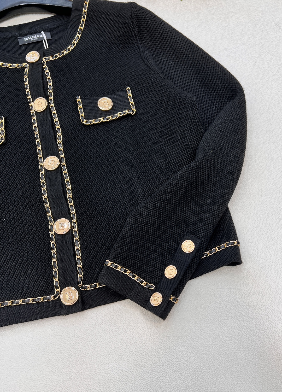 🆕Balmain 巴尔曼高密度短款针织衫外套门襟+口袋+袖口都采用了金属编织链条做装饰在视觉上给人满满的