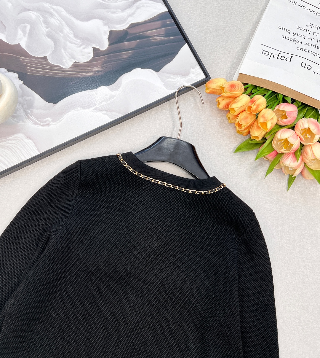 🆕Balmain 巴尔曼高密度短款针织衫外套门襟+口袋+袖口都采用了金属编织链条做装饰在视觉上给人满满的