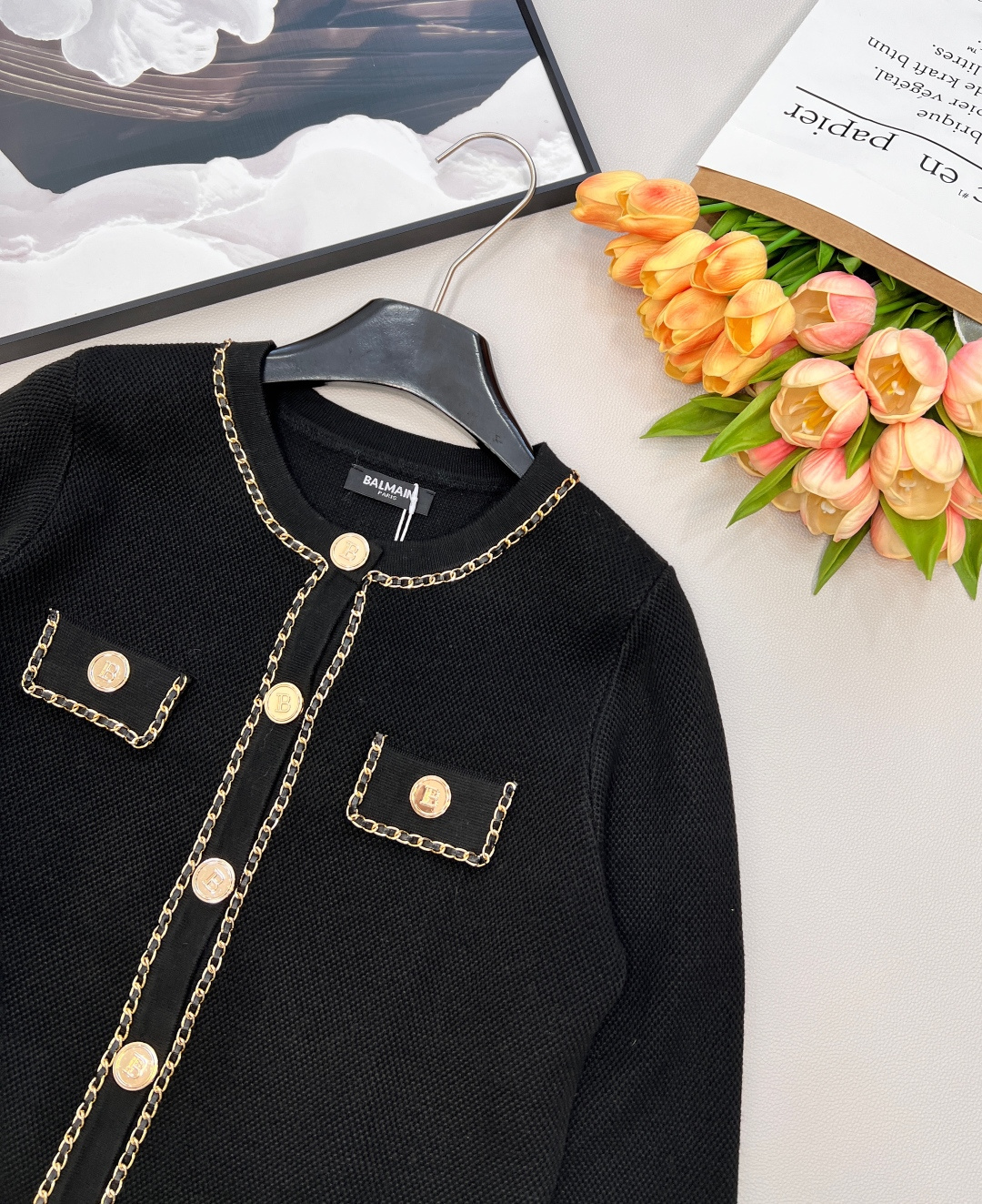 🆕Balmain 巴尔曼高密度短款针织衫外套门襟+口袋+袖口都采用了金属编织链条做装饰在视觉上给人满满的