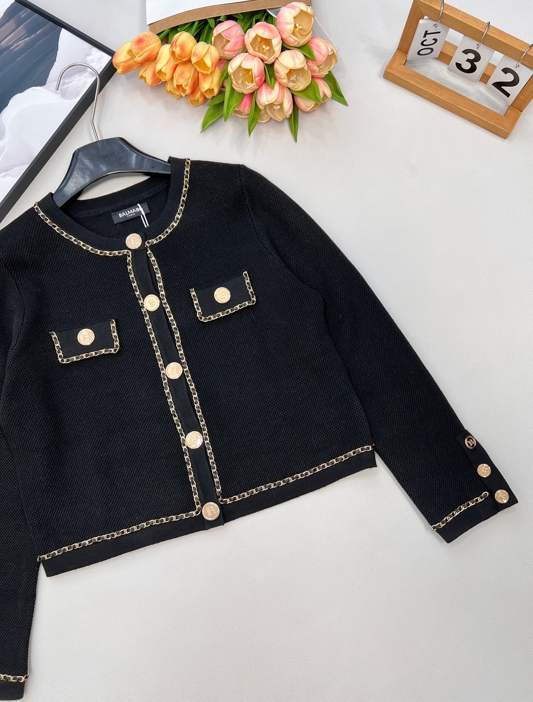 🆕Balmain 巴尔曼高密度短款针织衫外套门襟+口袋+袖口都采用了金属编织链条做装饰在视觉上给人满满的