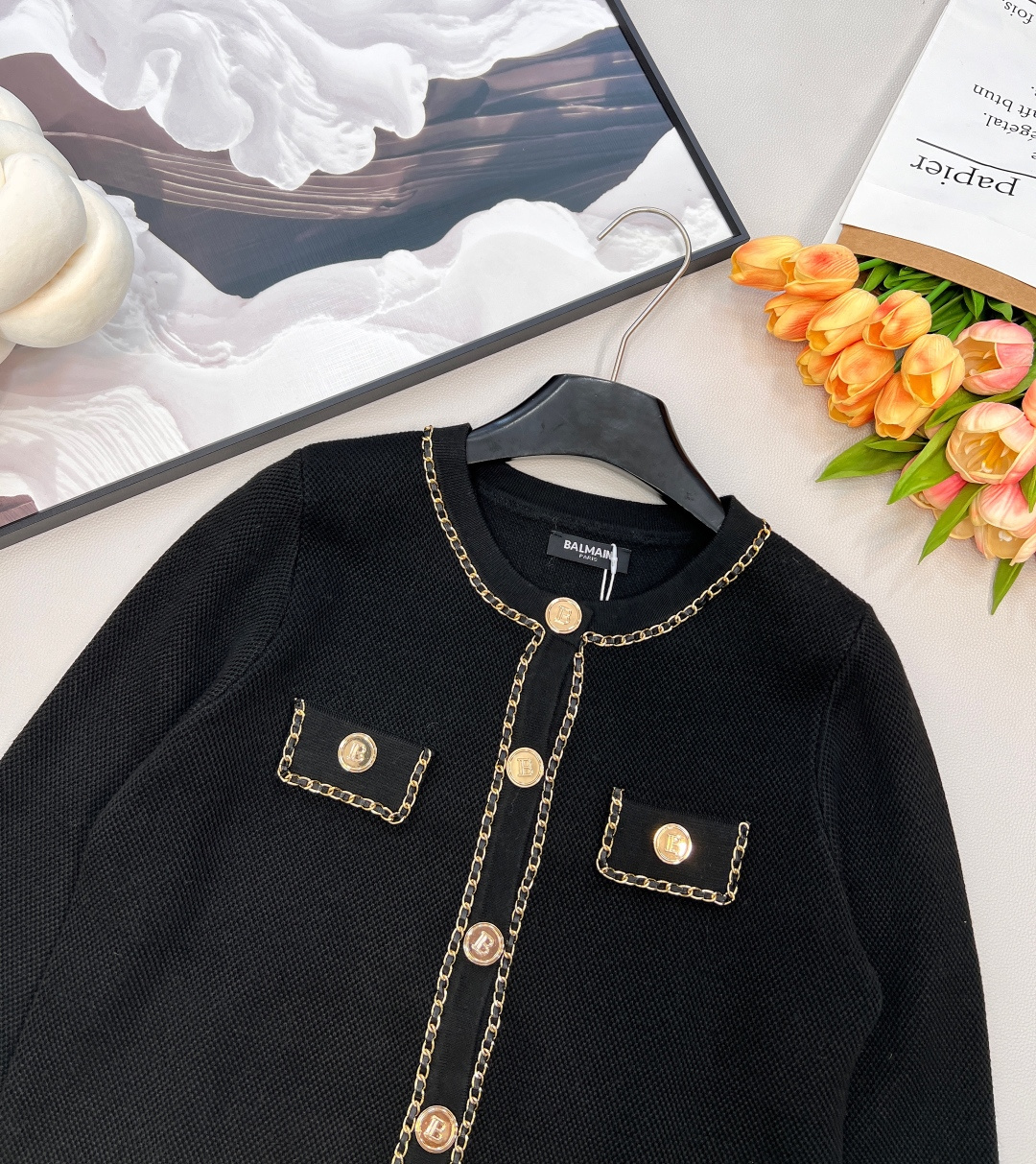 🆕Balmain 巴尔曼高密度短款针织衫外套门襟+口袋+袖口都采用了金属编织链条做装饰在视觉上给人满满的