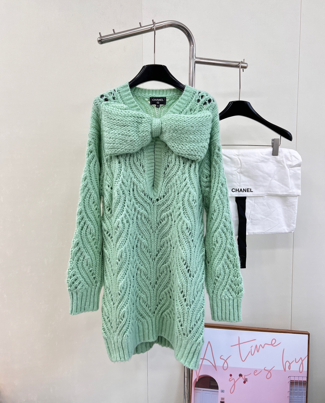 NO:570302,Chanel2025 new bow hollow knitted skirt, custom YB cashmere yarn weaving, comfortable to wear, soft and delicate, knitted dress cut, chest button fixed detachable three-dimensional bow, rhinestone neckline double C connected half placket design, whole body vertical row  Decorated with rows of hollow V-shaped textured crochet flowers, the design is gorgeous and highlights the brand's tonality. Two-wear bows add a sweet ladylike atmosphere. The ready-made garments are crocheted with a delicate and dense texture, and the dropped shoulders can accommodate modified proportions. The upper body adds an elegant atmosphere and is suitable for dating and commuting. Comes with dust-proof bag packaging  Customized surface accessories, complete three standards, large shipments, size sml code, chanel, skirts, alexander wang19860909Chanel2025新款蝴蝶结镂空针织裙,定制YB羊绒纱线织造,穿搭舒适,柔软细腻,针织连衣裙剪裁,胸前纽扣固定可拆卸立体蝴蝶结,领口水钻双C连接半开襟设计,通体竖排列镂空V字纹理钩花装点,设计华丽彰显品牌调性,一衣两穿蝴蝶结增加甜美淑女氛围.成衣细腻密实肌理钩织,落肩包容修饰比例,上身增添优雅气息,约会通勤都适配.配有防尘袋包装 定制面辅料 ,三标齐全,大货出 尺码sml 编码,,chanel,skirts,alexander wang,Women's clothing