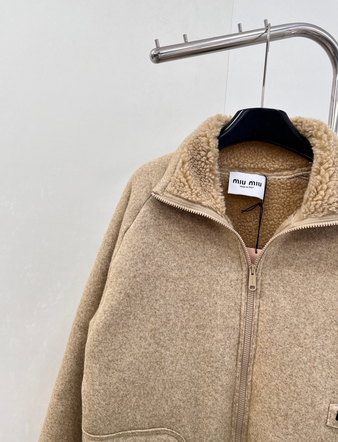 🆕MiuMiu25SS秋冬新款温暖美拉德配色，来get秋冬第一件外套～软乎乎廓形摇粒绒外套穿上就是时髦精