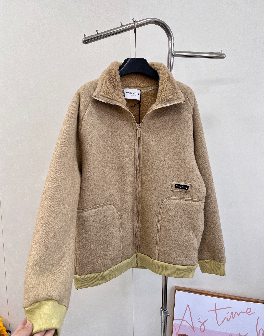 🆕MiuMiu25SS秋冬新款温暖美拉德配色，来get秋冬第一件外套～软乎乎廓形摇粒绒外套穿上就是时髦精