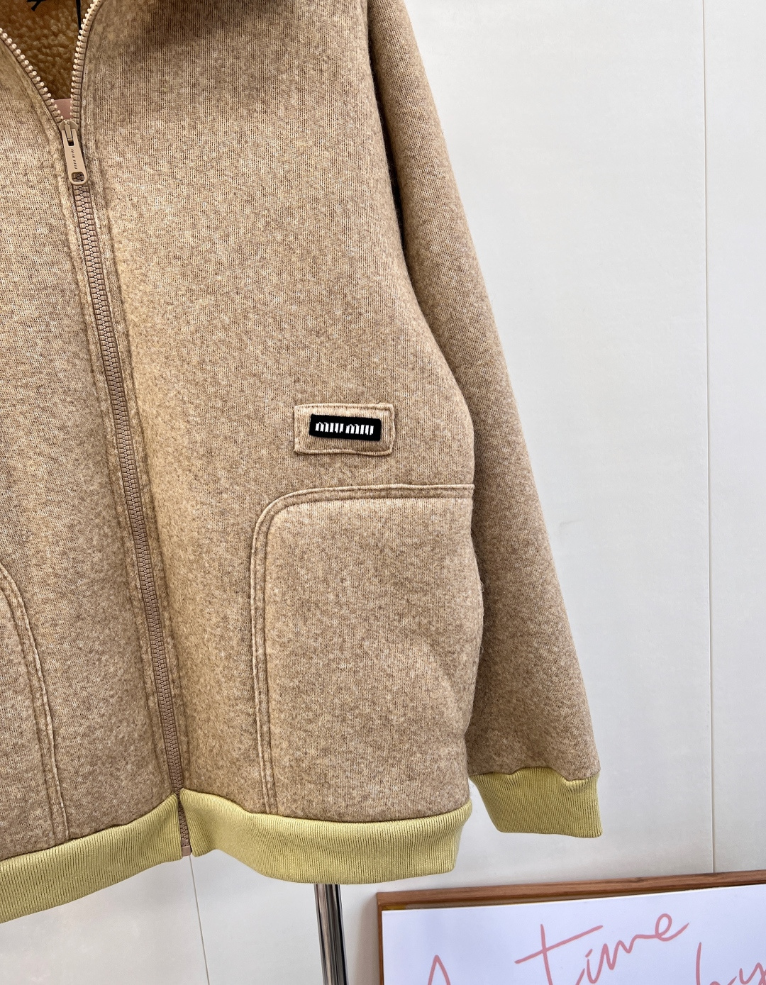 🆕MiuMiu25SS秋冬新款温暖美拉德配色，来get秋冬第一件外套～软乎乎廓形摇粒绒外套穿上就是时髦精