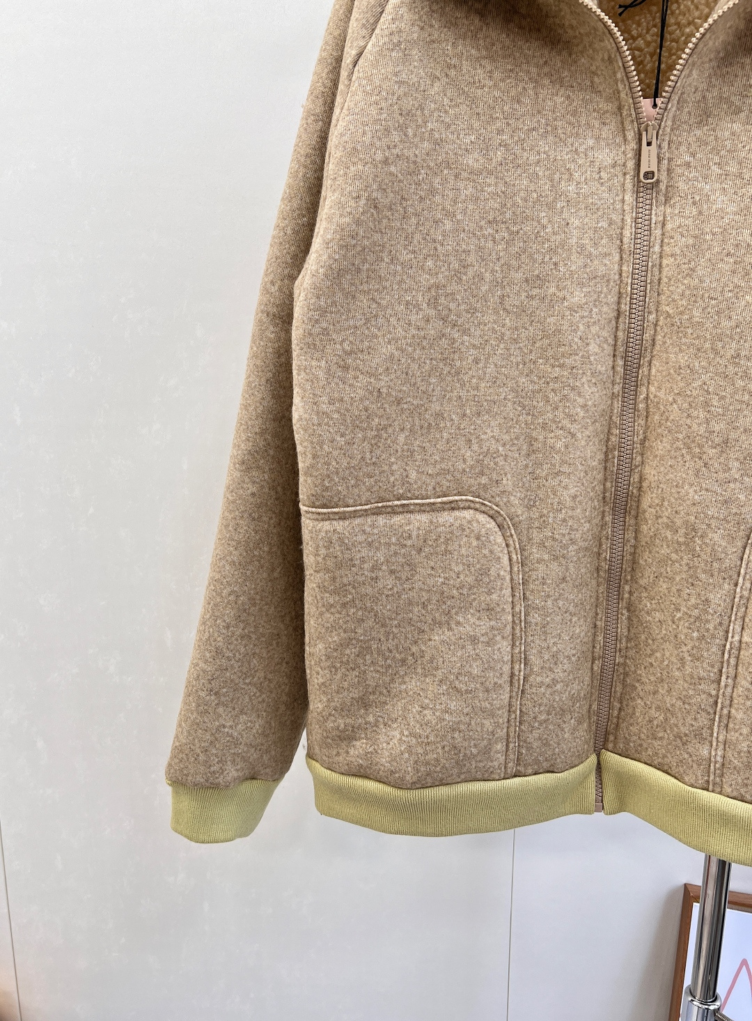 🆕MiuMiu25SS秋冬新款温暖美拉德配色，来get秋冬第一件外套～软乎乎廓形摇粒绒外套穿上就是时髦精