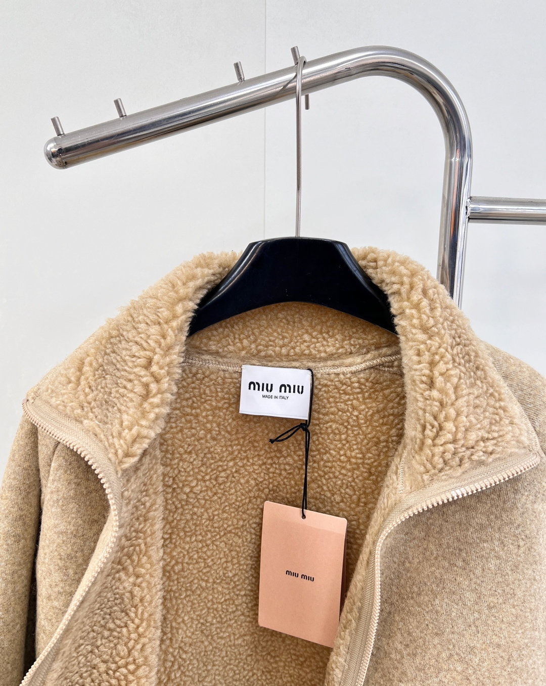 🆕MiuMiu25SS秋冬新款温暖美拉德配色，来get秋冬第一件外套～软乎乎廓形摇粒绒外套穿上就是时髦精