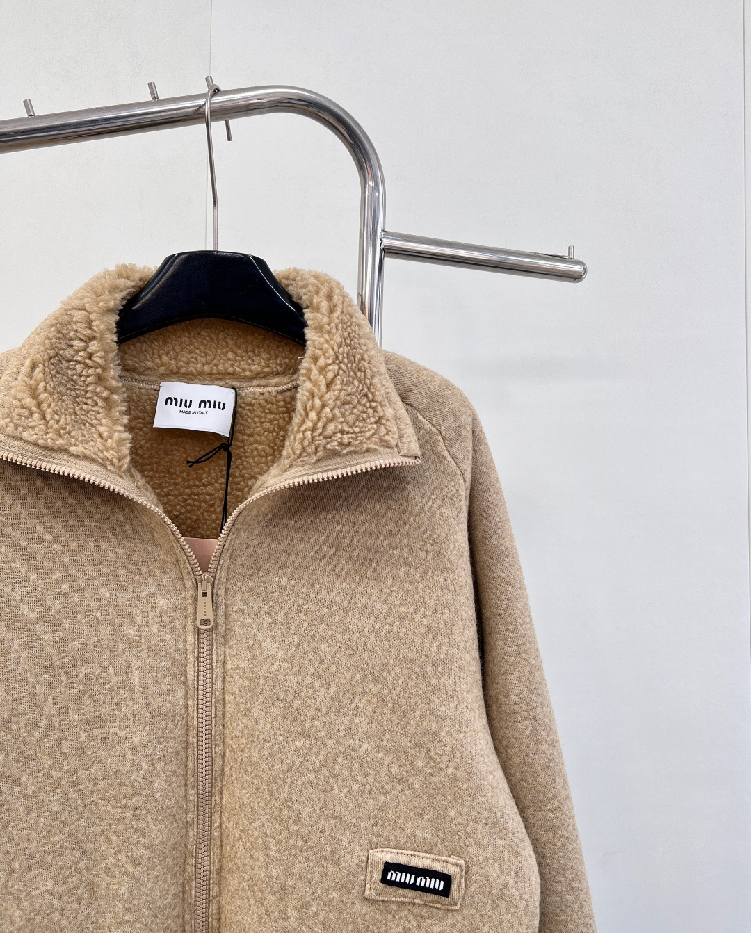 🆕MiuMiu25SS秋冬新款温暖美拉德配色，来get秋冬第一件外套～软乎乎廓形摇粒绒外套穿上就是时髦精