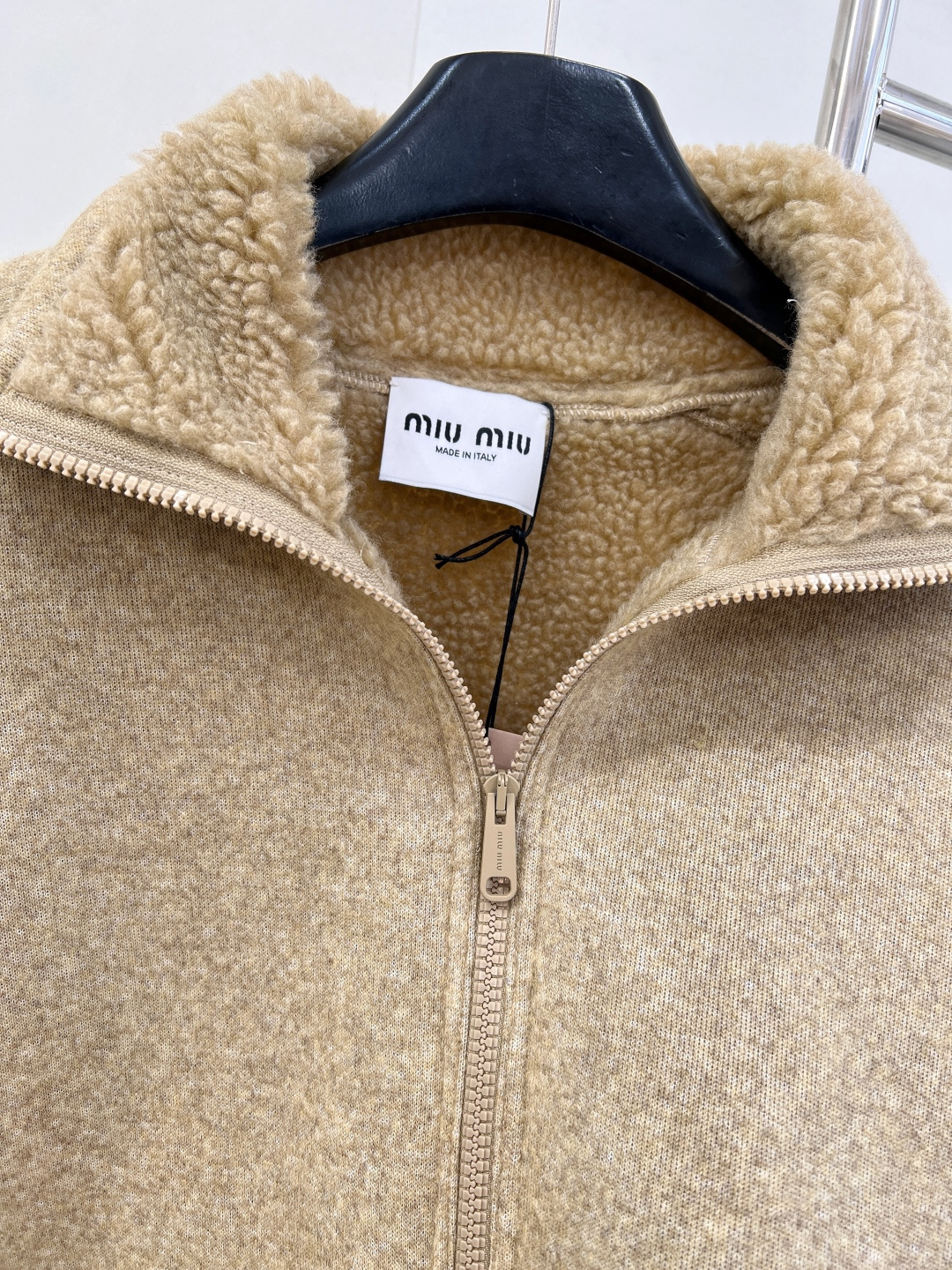 🆕MiuMiu25SS秋冬新款温暖美拉德配色，来get秋冬第一件外套～软乎乎廓形摇粒绒外套穿上就是时髦精