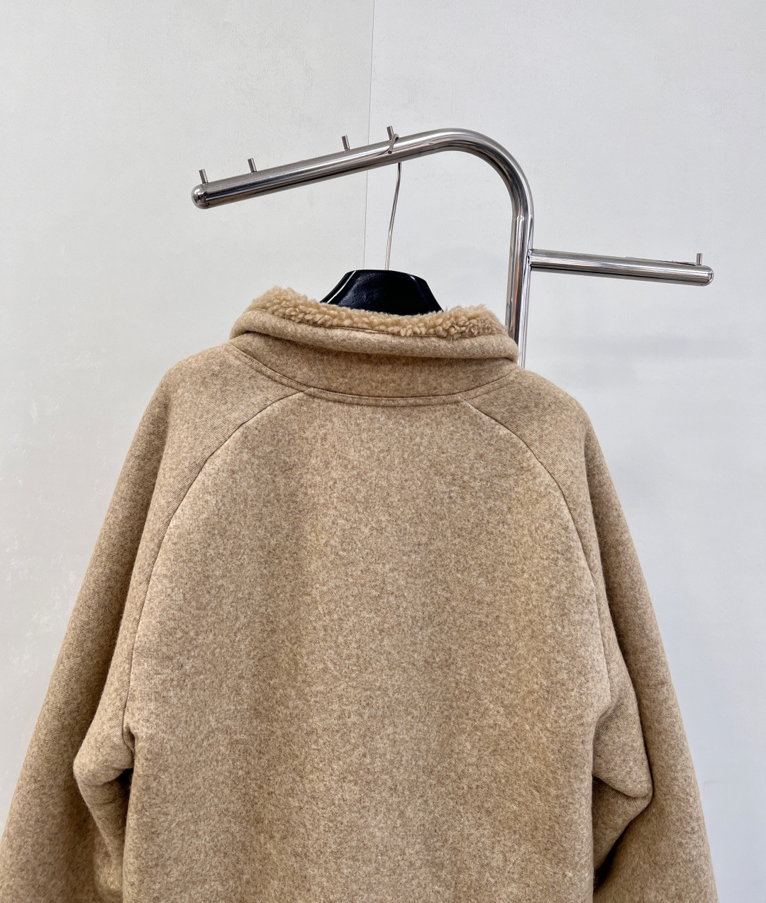 🆕MiuMiu25SS秋冬新款温暖美拉德配色，来get秋冬第一件外套～软乎乎廓形摇粒绒外套穿上就是时髦精