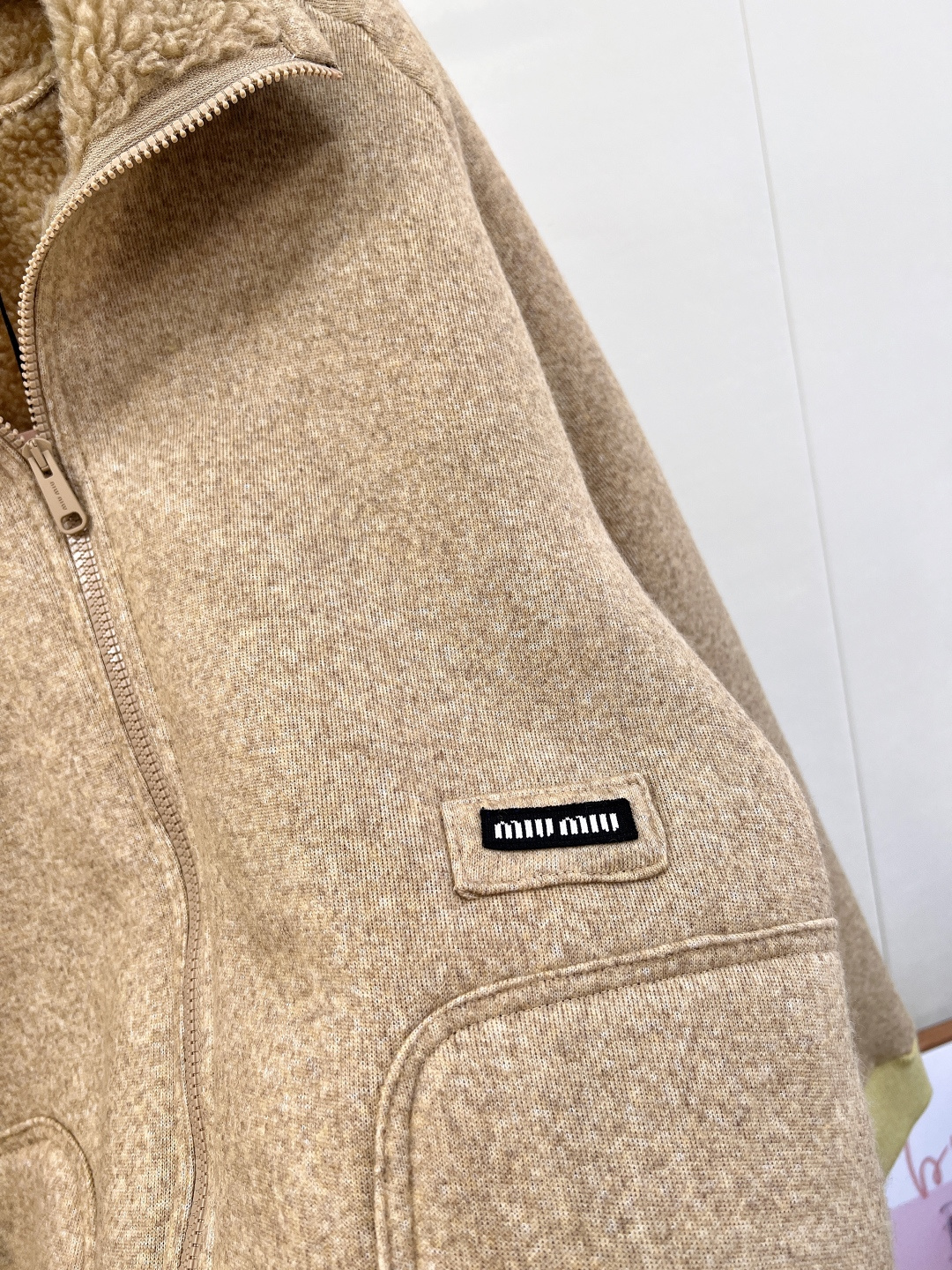 🆕MiuMiu25SS秋冬新款温暖美拉德配色，来get秋冬第一件外套～软乎乎廓形摇粒绒外套穿上就是时髦精