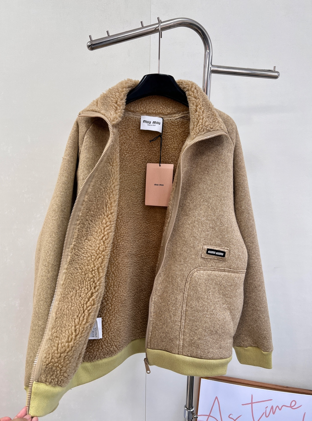 🆕MiuMiu25SS秋冬新款温暖美拉德配色，来get秋冬第一件外套～软乎乎廓形摇粒绒外套穿上就是时髦精