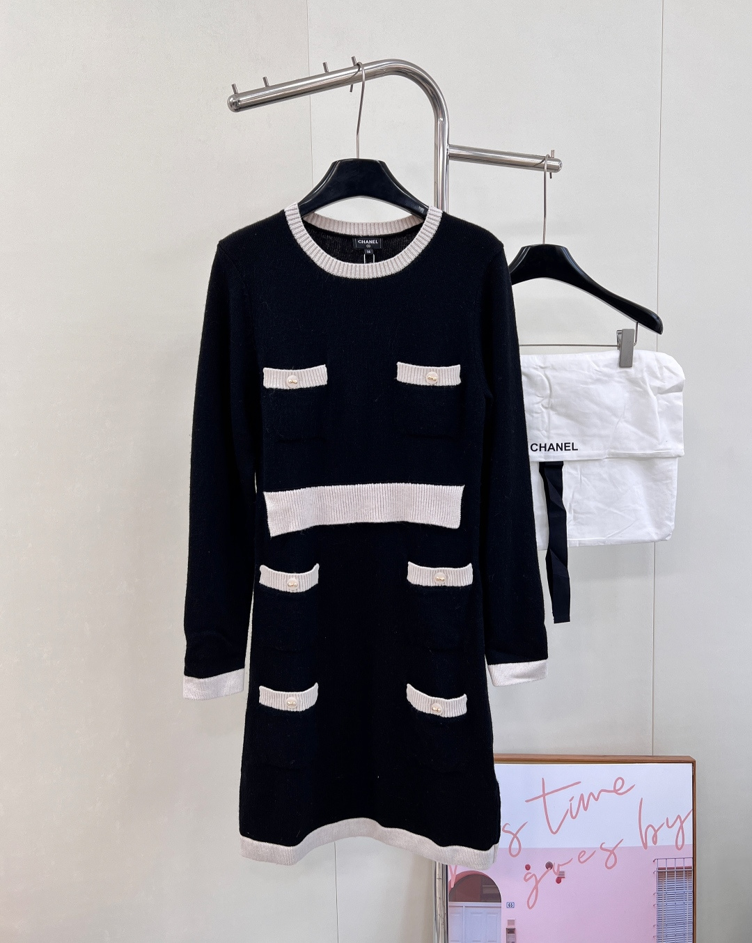 NO:570290,Chanel2025 new contrast pocket knitted dress, custom YB cashmere yarn weaving, textured and shiny, soft and skin-friendly, round neck knitted dress version, relaxed texture yet fashionable, upper body shoulder treatment, fit the body shape more elegant. The collar is edged with contrasting color, multiple pockets echo the upper edge, the whole body elastic thread tightening, with round buckle glossy logo decoration, showing elegant style, waist cuffs and skirt details echo, elegant style. Customized surface accessories  Look for the correct version. Comes with an exquisite Xiaoxiang dust bag, complete with three standards, two colors, size, SML code, chanel, skirts, alexander wang19860909Chanel2025新款撞色口袋针织连衣裙,定制YB羊绒纱线织造,质感光泽,柔软亲肤,圆领针织连衣裙版型,肌理松弛不失时尚感,上半身正肩处理,贴合身形更显气质.领口包边以撞色处理,多口袋上缘呼应,通体弹力螺纹收紧,配合圆扣光泽徽标装饰,展现气质风格,腰身袖口和裙摆细节呼应,穿搭优雅气质.定制面辅料 认准版本 配精美的小香防尘袋、三标齐全,两色出 尺码sml 编码,,chanel,skirts,alexander wang,Women's clothing