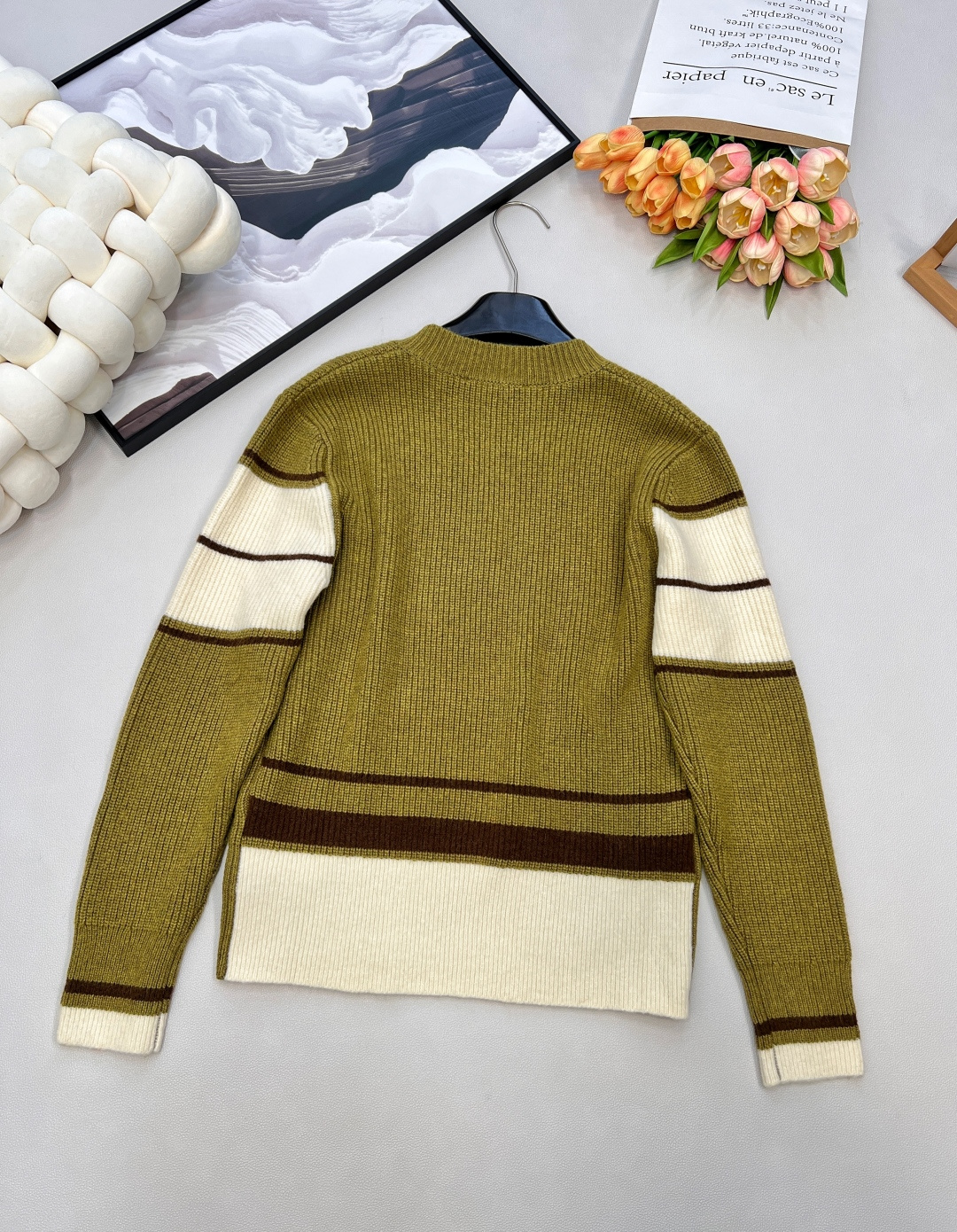 🆕 AMI 撞色爱心毛巾绣V领下摆拼色套头针织衫毛衣 秋冬氛围感学院风穿搭，只需要一件毛衣就足够，舒适度