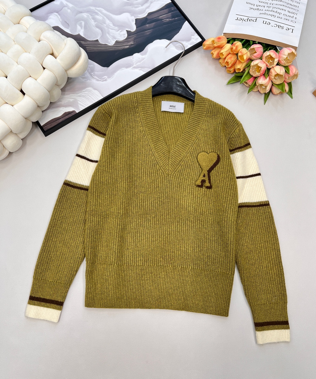 NO:570315,AMI contrasting love towel embroidered V-neck hem color-blocked pullover sweater. It has a college-style look in autumn and winter. Just one sweater is enough. It is both comfortable and fashionable. It is perfect for daily outings and dates, and the looseness is easy to control. The V-neck design can well modify the face, expose the collarbone line, and has a comfortable and casual loose shape, which is invincible. The color-blocking design of the sleeves makes the whole dress more fashionable, and can be worn alone or layered to create different styles.  The knitted texture of this sweater is delicate and textured. It is perfect to wear alone or layered in autumn and winter. The loose version is not flattering on the body shape. It looks cool in different styles for men and women!  Olive green knitted fabric comes with a retro filter, contrasting striped sleeves and a classic big heart A logo, which directly complements the college style and high-end feel. The light brown V-neck sweater, the color-blocking sleeve design is very special, lazy and casual, and the Korean style relaxed feeling is easy to control. It has three standards and is available in two colors. Size smlxl coding,,sweaters,alexander wang19860909AMI 撞色爱心毛巾绣V领下摆拼色套头针织衫毛衣 秋冬氛围感学院风穿搭,只需要一件毛衣就足够,舒适度和时髦度双在线. 日常出街,约会都很绝,松驰感轻松拿捏.V领设计能够很好修饰脸型,露出锁骨线条,舒适又随性的宽松板型,无敌显瘦. 袖子拼色设计让整件衣服显得更时尚,单穿叠穿都可穿出不同风格 这款毛衣的针织纹理细腻又有质感,秋冬单穿或内搭都绝绝子,版型宽松不挑身材,男女穿都有不同风格的帅！ 橄榄绿针织自带复古滤镜,撞色条纹袖+经典大爱心A标,学院风与高级感直接拉满 浅咖色V领毛衣,拼色袖设计好特别,慵懒又随性,韩系松弛感轻松拿捏三标齐全,两色出 尺码smlxl 编码,,sweaters,alexander wang,Women's clothing