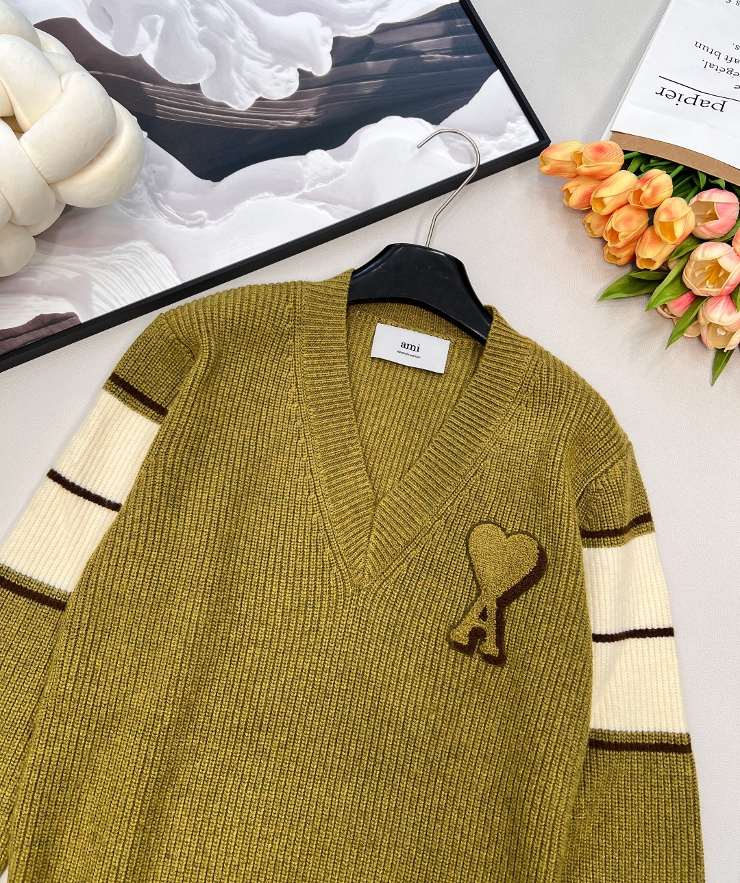 🆕 AMI 撞色爱心毛巾绣V领下摆拼色套头针织衫毛衣 秋冬氛围感学院风穿搭，只需要一件毛衣就足够，舒适度