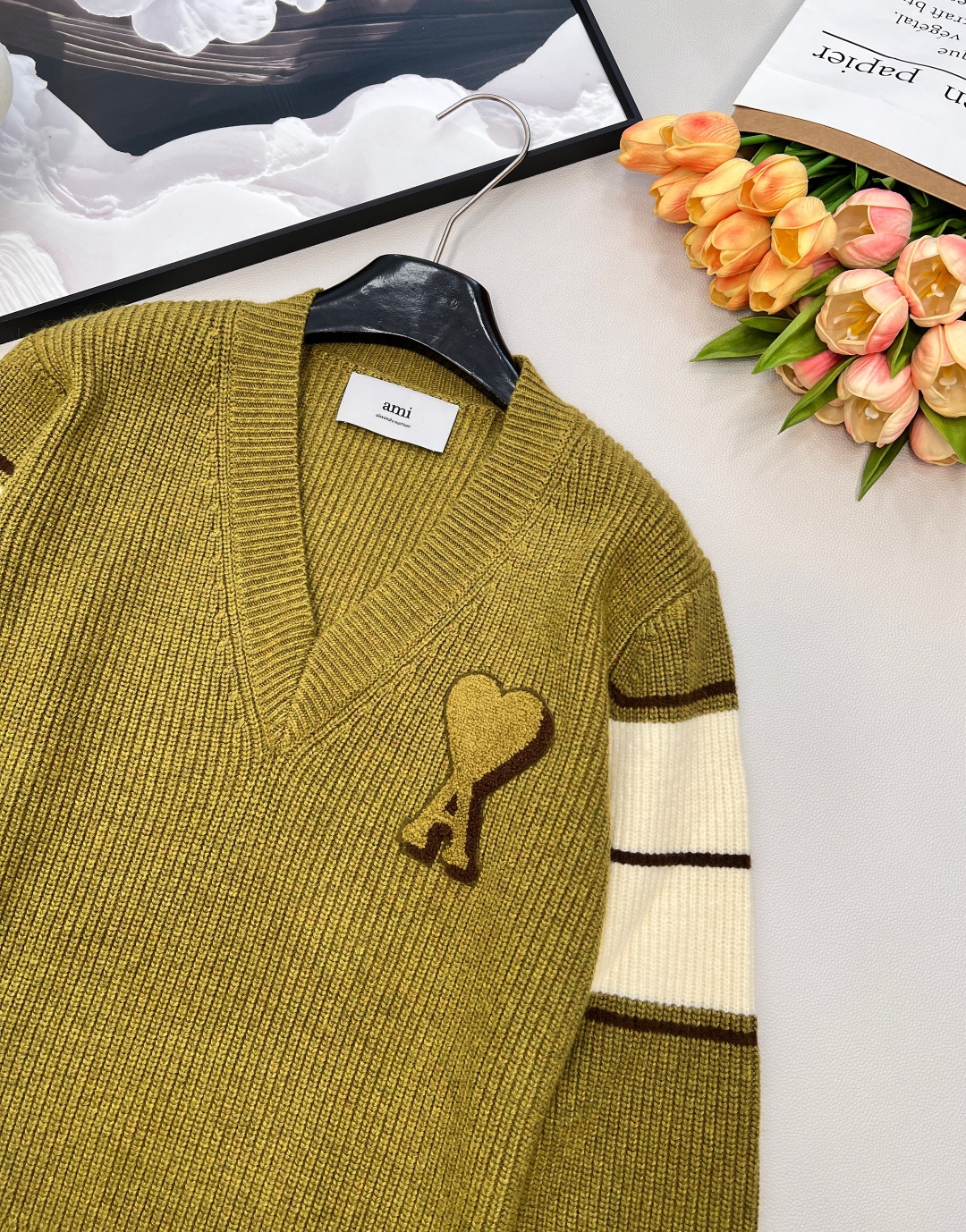 🆕 AMI 撞色爱心毛巾绣V领下摆拼色套头针织衫毛衣 秋冬氛围感学院风穿搭，只需要一件毛衣就足够，舒适度