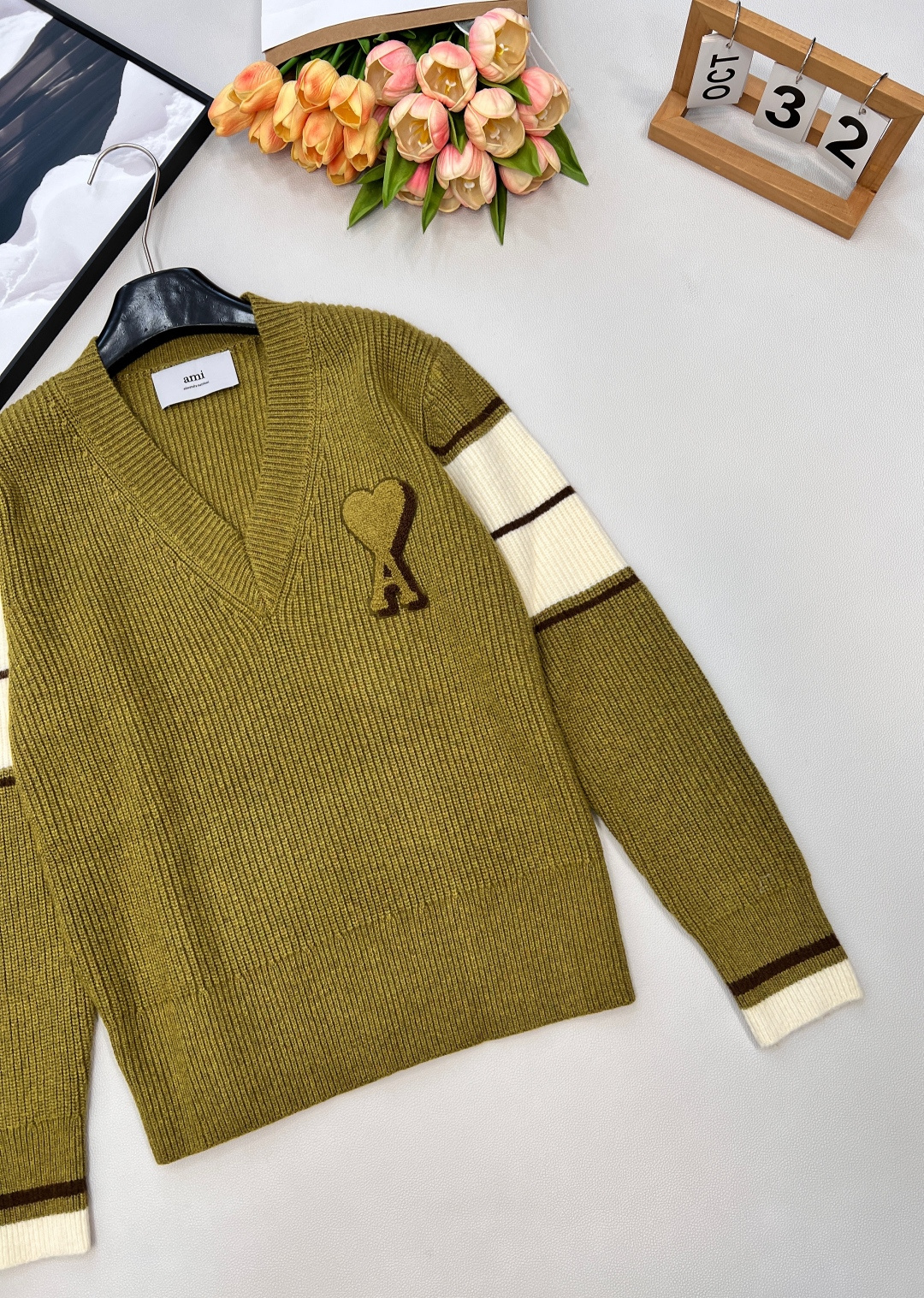 🆕 AMI 撞色爱心毛巾绣V领下摆拼色套头针织衫毛衣 秋冬氛围感学院风穿搭，只需要一件毛衣就足够，舒适度
