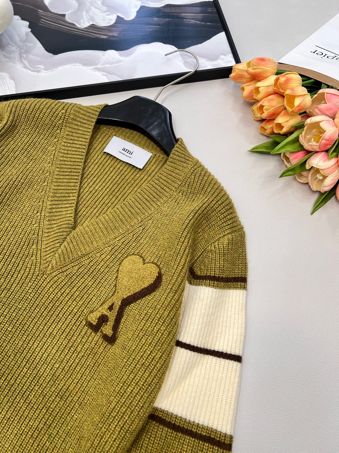 🆕 AMI 撞色爱心毛巾绣V领下摆拼色套头针织衫毛衣 秋冬氛围感学院风穿搭，只需要一件毛衣就足够，舒适度