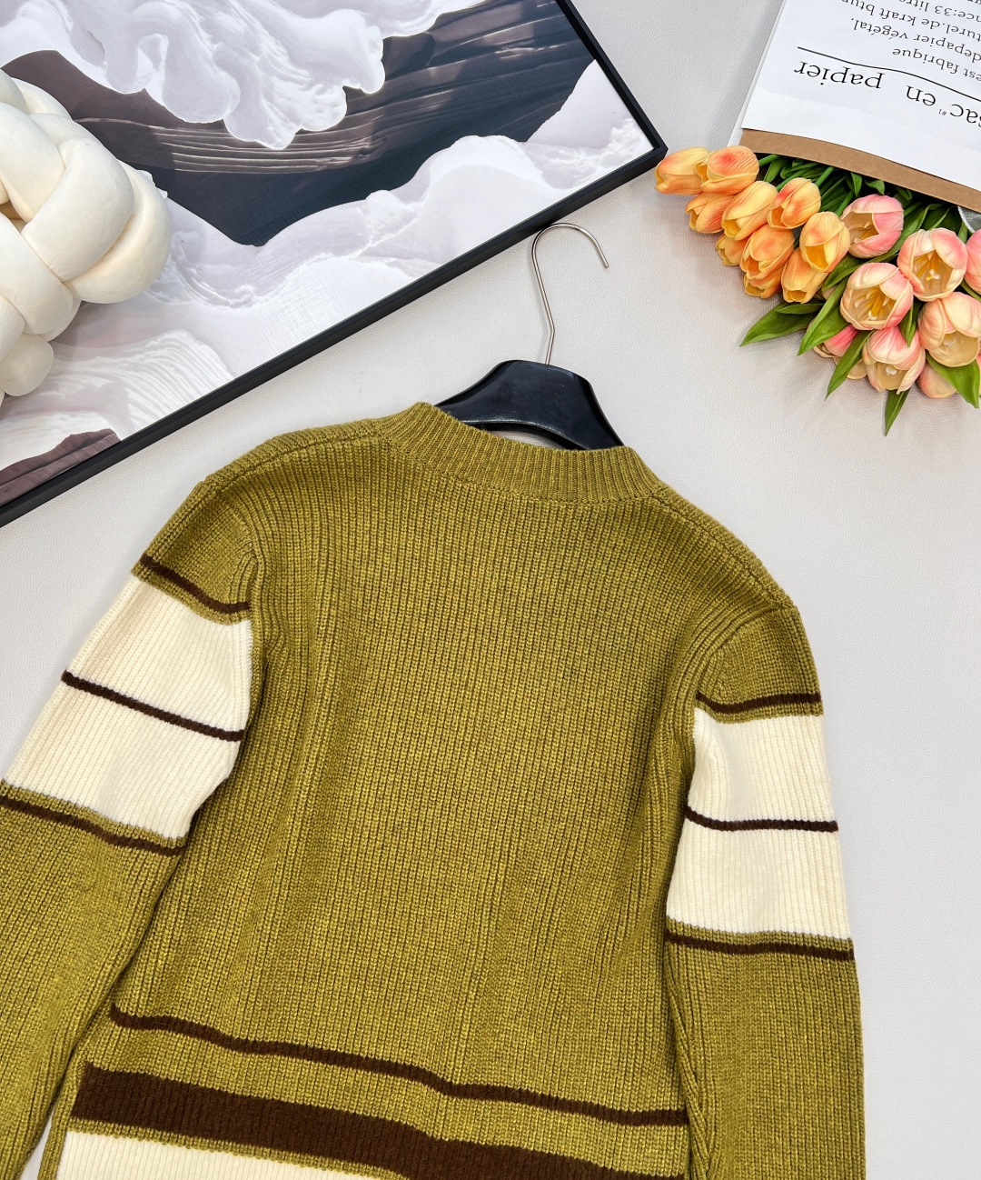 🆕 AMI 撞色爱心毛巾绣V领下摆拼色套头针织衫毛衣 秋冬氛围感学院风穿搭，只需要一件毛衣就足够，舒适度