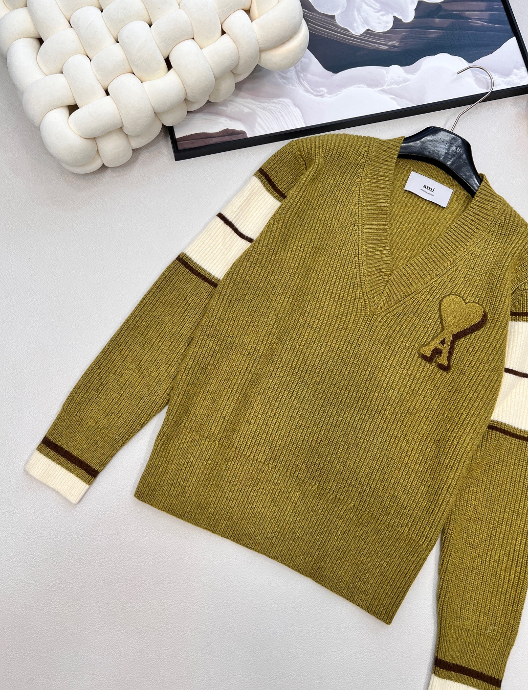 🆕 AMI 撞色爱心毛巾绣V领下摆拼色套头针织衫毛衣 秋冬氛围感学院风穿搭，只需要一件毛衣就足够，舒适度