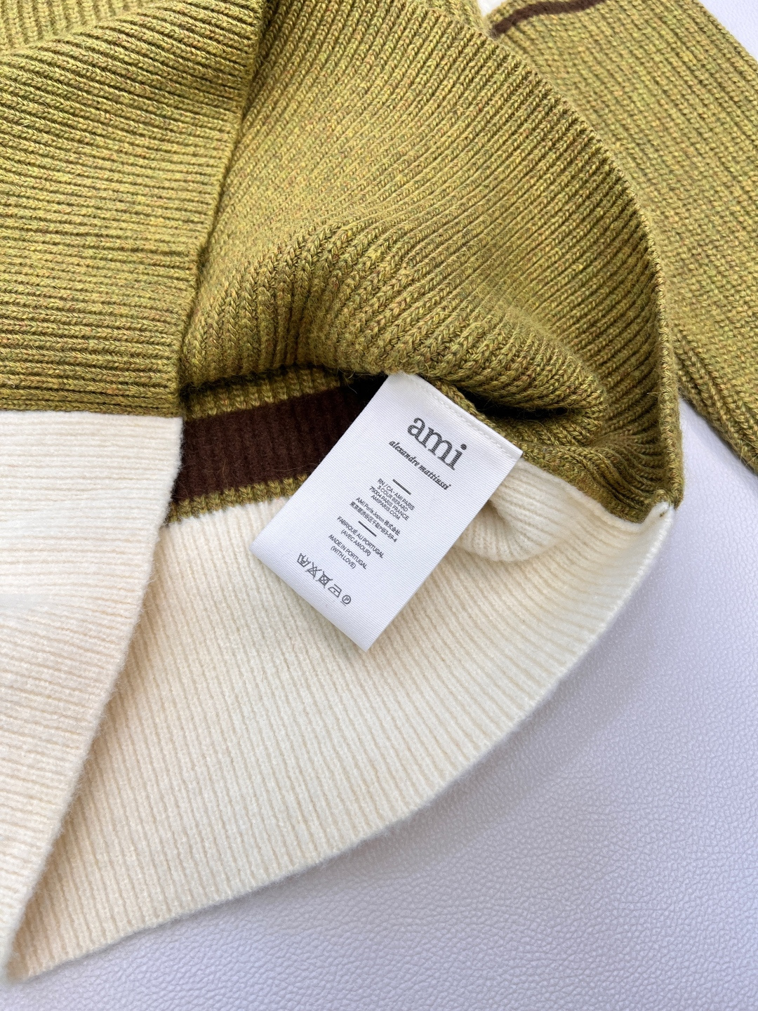 🆕 AMI 撞色爱心毛巾绣V领下摆拼色套头针织衫毛衣 秋冬氛围感学院风穿搭，只需要一件毛衣就足够，舒适度