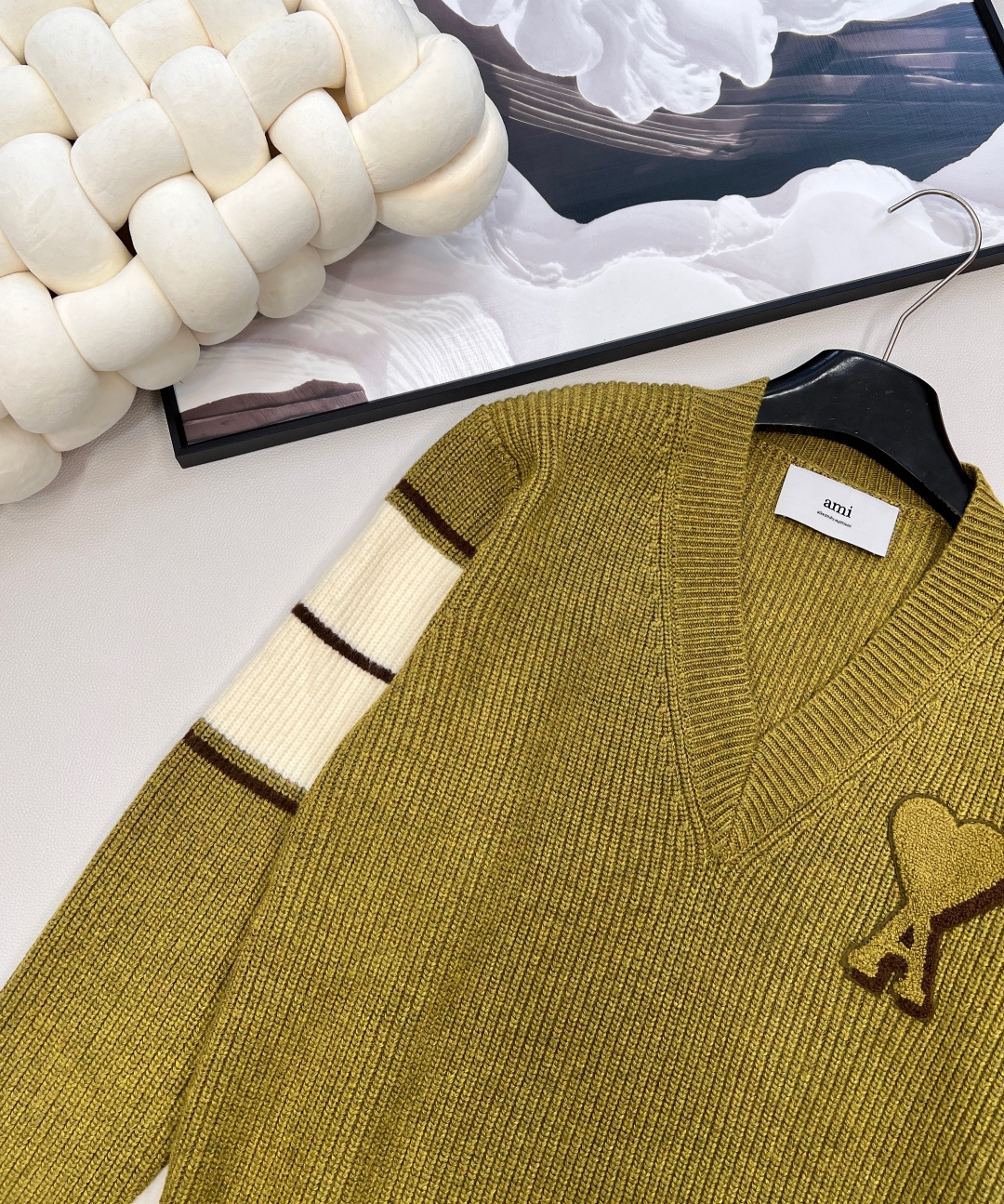 🆕 AMI 撞色爱心毛巾绣V领下摆拼色套头针织衫毛衣 秋冬氛围感学院风穿搭，只需要一件毛衣就足够，舒适度