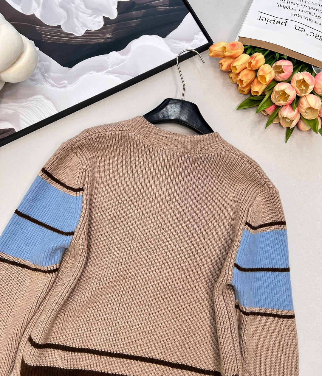 🆕 AMI 撞色爱心毛巾绣V领下摆拼色套头针织衫毛衣 秋冬氛围感学院风穿搭，只需要一件毛衣就足够，舒适度