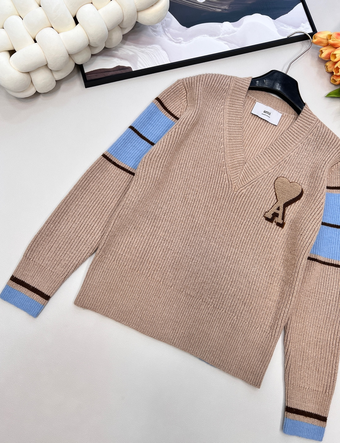 🆕 AMI 撞色爱心毛巾绣V领下摆拼色套头针织衫毛衣 秋冬氛围感学院风穿搭，只需要一件毛衣就足够，舒适度