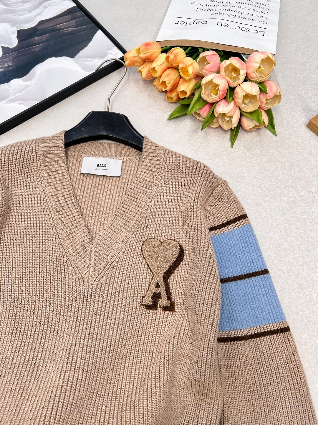 🆕 AMI 撞色爱心毛巾绣V领下摆拼色套头针织衫毛衣 秋冬氛围感学院风穿搭，只需要一件毛衣就足够，舒适度